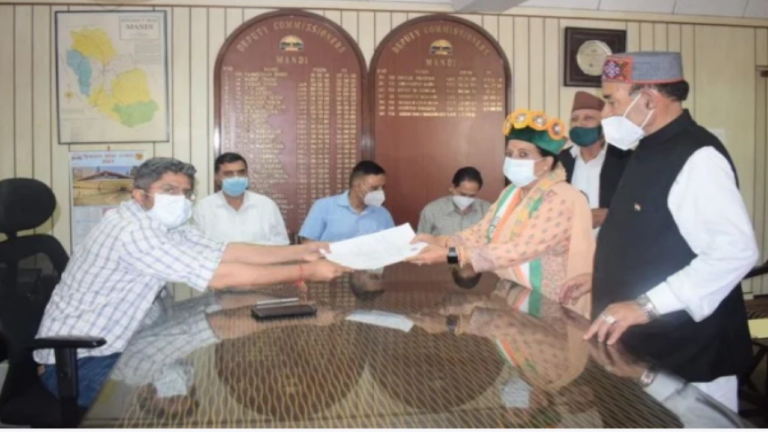 मंडी उपचुनाव: कांग्रेस प्रत्याशी प्रतिभा सिंह ने भरा नामांकन, कहा- सीट को जीतकर कांग्रेस पार्टी की झोली में डालेंगी|