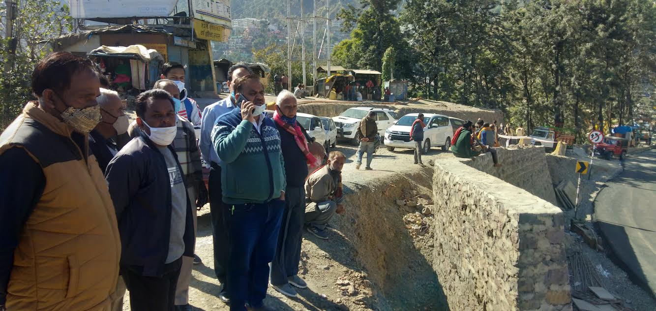 डॉ राजेश कश्यप ने की सपरून में फुटपाथ बनाने की पैरवी