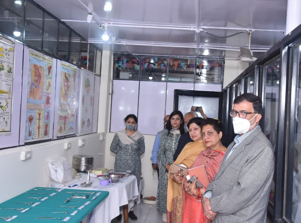 हेनकल के सी एस आर द्वारा एस ऐन एस फाउंडेशन नें शुरू किया हेल्थ जनरल डियूटी ऑफ़ असिस्टेंस कोर्स अमित ठाकुर | परवाणू परवाणू स्थित समाजसेवी संस्था एस ऐन एस फाउंडेशन एक और जनसेवी अभियान के तहत हेल्थ जनरल डियूटी ऑफ़ असिस्टेंस कोर्स का शुभारंभ किया गया, जिसमें नगर वासियों को स्वास्थ्य के प्रति सावधानियां व शुरूआती उपचार के बारे में शिक्षा प्रदान की जाएगी ! इस वोकेशनल कोर्स का शुभारंभ कार्यक्रम में आई मुख्यातिथि नगर परिषद अध्यक्ष निशा शर्मा द्वारा रिबिन काट कर किया ! कार्यकर्म में परवाणू मुख्य चिकितसक डा विनोद कपिल भी मौजुद रहे ! डा कपिल ने उपरोक्त करवाए जा रहे पाठयक्रम की सराहना की व भविष्य के लिए शुभकामनाएं दी ! यह वोकेशनल हेल्थ जनरल डियूटी ऑफ़ असिस्टेंस का कोर्स हेनकल के सी एस आर द्वारा एस ऐन एस फाउंडेशन में हेल्थ केयर सेक्टर स्किल काउंसिल लेवल चार के अन्तर्गत करवाया जाएगा ! आयोजित कार्यकर्म में ऑपरेशन हेड अंजना शर्मा ने बताया की यह कोर्स करवाने का मुख्य उदेश्य जनता को स्वास्थ्य संबंधी शुरआती उपचार सिखाने व स्वास्थ्य के प्रति जागरूक करना है ! वोकेशनल हेल्थ जनरल डियूटी ऑफ़ असिस्टेंस का कोर्स आयोजित कार्यक्रम में नगर परिषद अध्यक्ष निशा शर्मा व नगरपरिषद उपाध्यक्ष सोनीया शर्मा, परवाणू ई एस आई अस्पताल से एस. एम. ओ. व मुख्या चीकीत्सक डाक्टर विनोद कपिल व संस्था के अन्य पदाधिकारी अधिकारी मौजुद रहे !