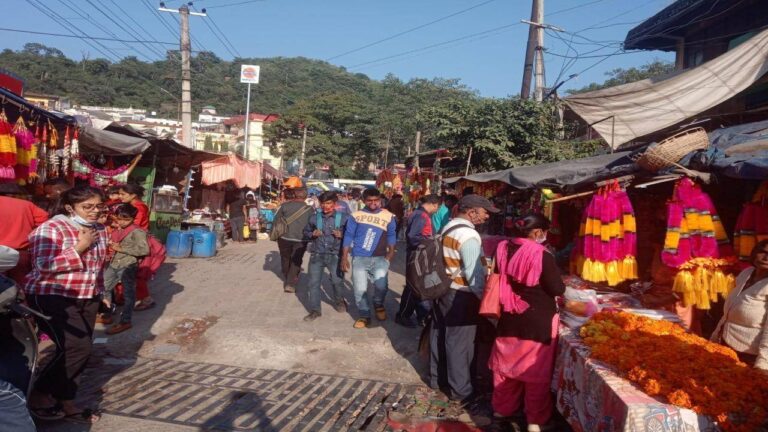 दिवाली के अवसर पर परवाणू बाज़ार रहा सजा - लोगों ने जम कर की खरीददारी