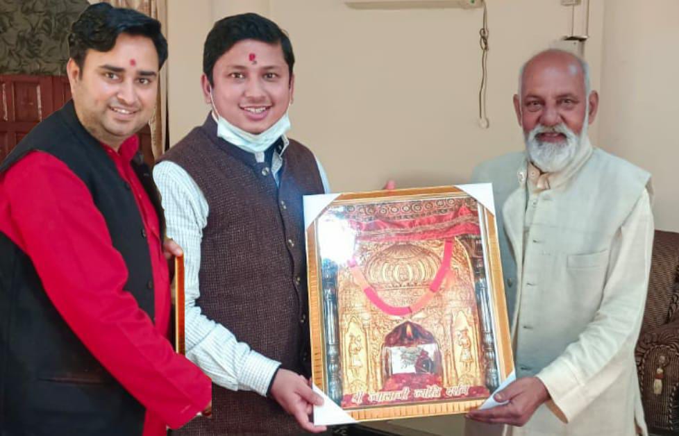 पुजारी महासभा उपप्रधान प्रवीन पिनू मां ज्वाला की फोटो स्मृति चिन्ह के रूप में डीसी शिमला आदित्य नेगी को भेंट करते हुए