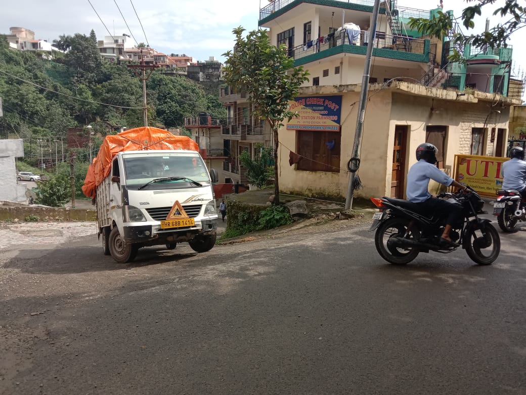 परवाणू सेक्टर-4 स्थित पुलिस बैरियर के समीप तीखा मोड़ (ब्लाइंड टर्न) बना दुर्घटनाओं का केंद्र