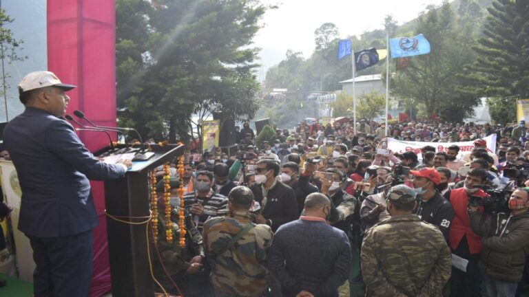 संख्याः 1432/2021 शिमला 18 नवम्बर, 2021 मुख्यमंत्री ने डलहौजी में राजकीय महाविद्यालय खोलने की घोषणा की क्षेत्र में 103 करोड़ रुपये की विकासात्मक परियोजनाओं के उद्घाटन और शिलान्यास किए मुख्यमंत्री जय राम ठाकुर ने आज चलो चंबा अभियान के अंतर्गत आयोजित दि हिमालयन घोरल 9वीं राष्ट्रीय ड्रैगन बोट रेस प्रतियोगिता के समापन अवसर पर प्रसिद्ध जल क्रीड़ा स्थल तलेरू में आयोजित कार्यक्रम को संबोधित करते हुए कहा कि चंबा जिला में पर्यटन परिदृश्य को नए आयाम देने में यह अभियान महत्वपूर्ण भूमिका निभाएगा। चलो चंबा अभियान प्रतियोगिता में 19 राज्यों से लगभग 800 प्रतिभागियों ने हिस्सा लिया। इस अभियान की श्रृंखला में आयोजित की जाने बाली विभिन्न गतिविधियों के आयोजन के लिए प्रदेश सरकार द्वारा हर संभव सहायता का आश्वासन देते हुए मुख्यमंत्री ने कहा कि सीमित संसाधनों के बावजूद जि़ला प्रशासन और स्थानीय लोगों की सक्रिय भागीदारी से प्रतियोगिता का सफल आयोजन निसंदेह जि़ला में आर्थिक स्वावलंबन की दिशा में एक महत्वपूर्ण पहल है। जि़ला की समृद्ध कला एवं लोक संस्कृति का जिक्र करते हुए जय राम ठाकुर ने कहा कि यहां का प्राकृतिक सौंदर्य, हस्तकला, मूर्तिकला, शिल्प कला, प्रस्तर कला और प्रसिद्ध उत्पादों को पर्यटन से जोड़कर इनसे जुड़े कलाकारों शिल्पकारों की आर्थिकी को भी मजबूती मिलेगी। उन्होंने यह भी कहा कि चंबा रुमाल आज अंतरराष्ट्रीय स्तर पर अपनी पहचान बनाने में सफल रहा है, जो प्रदेशवासियों के लिए गर्व की बात है। मुख्यमंत्री ने डलहौजी क्षेत्र के लोगों की चिर लंबित मांग को पूरा करते हुए डलहौजी में राजकीय महाविद्यालय खोलने की घोषणा की। उन्होंने राजकीय वरिष्ठ माध्यमिक पाठशाला टिकरू में विज्ञान संकाय की कक्षाएं शुरू करने, राजकीय उच्च विद्यालय गंरगड को वरिष्ठ माध्यमिक बनाने, राजकीय प्राथमिक पाठशाला जटोता और छाणा को स्तरोंउन्नत कर माध्यमिक पाठशाला, राजकीय माध्यमिक पाठशाला लढेर व जतराहण को उच्च विद्यालय में स्तरोन्नत करने की घोषणा की। उन्होंने करवाल में प्राथमिक स्वास्थ्य केंद्र खोलने की घोषणा करते हुए प्राथमिक स्वास्थ्य केंद्र सुंड़ला को विभिन्न विभागीय औपचारिकताओं के निरीक्षण पश्चात् समुदायिक स्वास्थ्य केंद्र में स्तरोन्नत करने का आश्वासन दिया। मुख्यमंत्री ने लचोड़ी में राजकीय बहुतकनीकी संस्थान खोलने के प्रस्ताव को लेकर भी संबंधित विभाग को अवश्य कार्रवाई के निर्देश दिए। मुख्यमंत्री ने लोक निर्माण विभाग को नड्डल-जुतराण संपर्क सड़क और दो अन्य सड़क मार्गों को सभी औपचारिकताएं पूर्ण होने की अवस्था में जल्द निर्माण कार्य शुरू करने के निर्देश भी दिए। डलहौजी विधानसभा क्षेत्र के तहत विकास कार्यों का जिक्र करते हुए मुख्यमंत्री ने कहा कि इस विधानसभा में विभिन्न विकासात्मक कार्यों के तहत की गई 24 घोषणाओं में से 19 परियोजनाओं का कार्य पूरा किया जा चुका है और शेष पांच परियोजनाओं का कार्य प्रगति पर है। डलहौजी विधानसभा क्षेत्र में पूर्व सरकार के कार्यकाल की तुलना में पिछले चार वर्षों के दौरान तीन गुणा से ज्यादा कार्य वर्तमान सरकार के कार्यकाल में किए गए हैं। इस अवधि में 14 बड़े गांव को सड़क सुविधा प्रदान करने के साथ चार बड़े पुलों का भी निर्माण किया गया है। जय राम ठाकुर ने कहा कि गृहिणी सुविधा योजना के तहत 3.25 लाख गैस चूल्हे का वितरण किया गया है जबकि हिम केयर योजना के माध्यम से दो लाख लोगों को मुफ्त इलाज की भी सुविधा प्रदान की गई है। उन्होंने कहा कि गरीब परिवारों की महिलाओं को शगुन योजना से लाभान्वित किया जा रहा है। मुख्यमंत्री ने इस दौरान लगभग 103 करोड़ रुपये की लागत वाले दस विकासात्मक परियोजनाओं के उद्घाटन और चार परियोजनाओं की आधारशिला रखीं। इनमें जलापूर्ति योजना भुनाड-भटोगी के संवर्द्धन कार्यों का उद्घाटन, पेयजल आपूर्ति योजना धार-ग्वालू-करवाल के संवर्द्धन कार्यों का शिलान्यास, राजकीय वरिष्ठ माध्यमिक विद्यालय किहार के नवनिर्मित भवन, संपर्क सड़क दांडी से भराई सड़क (चरण-दो), संपर्क सड़क भलेई से धार (चरण-दो), संपर्क सड़क से गांव दुघर (चरण-दो), संपर्क सड़क कैंथली नाला से भिद्रोह (चरण-एक), संपर्क सड़क मनोला विश्राम गृह से मांढियार, संपर्क सड़क ओडू मोड़ से ककियाणा, उठाऊ पेयजल योजना शेरपुर का उद्घाटन और पेयजल आपूर्ति योजना डलहौजी कस्बा की आधारशिला रखने के साथ आयुर्वेदिक डिस्पेंसरी भवन भलेई के भवन का शिलान्यास और राजकीय बहुतकनीकी संस्थान बनीखेत के कन्या छात्रावास और आर्ट एंड क्राफ्ट सेंटर भलेई, मुख्यमंत्री लोक भवन बनीखेत का उद्घाटन किया। मुख्यमंत्री ने इस दौरान उप-तहसील तेलका का शुभारंभ भी किया। मुख्यमंत्री ने इस दौरान चंबा चलो अभियान के थीम साॅन्ग और द ट्रैवलर ट्रेल्स पत्रिका के विशेषांक का विमोचन किया। उन्होंने प्रतियोगिता के विजेता प्रतिभागियों को मेडल और ट्राॅफी प्रदान किए। उपायुक्त डीसी राणा ने चलो चंबा अभियान के तहत आयोजित की जा रही विभिन्न गतिविधियों की जानकारी साझा की। जिला कृषि उपज मंडी समिति के अध्यक्ष डीएस ठाकुर और अध्यक्ष भारतीय कयाकिंग एवं कैनोइंग संघ एसएम हाशमी ने भी अपने विचार रखे। अध्यक्ष कयाकिंग एवं कैनोइंग संघ हिमाचल प्रदेश एवं प्रधान सचिव राजस्व ओंकार शर्मा ने मुख्यमंत्री और उपस्थित सभी गणमान्य गणमान्य विभूतियों व प्रतियोगिता के आयोजन में सहयोग देने वाले सभी विभागों और संस्थाओं का धन्यवाद किया। मुख्य सचेतक, हिमाचल प्रदेश विधानसभा विक्रम सिंह जरयाल, विधायक जियालाल कपूर व पवन नैय्यर, अध्यक्ष जिला कृषि उपज मंडी समिति डीएस ठाकुर, उपाध्यक्ष अनुसूचित जाति जनजाति विकास निगम जय सिंह, भारतीय कयाकिंग एवं कैनोइंग संघ के अध्यक्ष एसएम हाशमी, प्रदेश अध्यक्ष कयाकिंग एवं कैनोइंग संघ एवं प्रधान सचिव राजस्व ओंकार शर्मा, जिला भाजपा अध्यक्ष जसवीर नागपाल सहित अन्य गणमान्य लोग इस अवसर पर उपस्थित थे। .0.