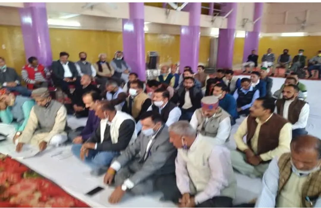 नाहन। सिरमौर जिला के मुख्यालय नाहन में रविवार को केंद्रीय हाटी समिति की एक अहम बैठक आयोजित की गई, जिसमें गिरिपार क्षेत्र के तहत ब्लाकों, तहसीलों, उपतहसीलों के अलावा चंडीगढ़, सोलन व शिमला यूनिट के प्रतिनिधियों ने हिस्सा लिया। बैठक में प्रधानमंत्री कार्यालय द्वारा हिमाचल सरकार से इस मुद्दे को लेकर मांगी गई रिपोर्ट पर विस्तार से चर्चा की गई। बता दें कि सिरमौर जिले के गिरिपार का हाटी समुदाय पिछले करीब 50 सालों से क्षेत्र को जनजातीय दर्जा दिलाने के लिए संघर्ष कर रहा है। लेकिन अभी तक कोई भी सरकार उनकी मांग को पूरा नहीं कर पाई। जिले के गिरिपार क्षेत्र की करीब 120 पंचायतों में तकरीबन पौने तीन लाख आबादी हाटी समुदाय की है। हाटी समुदाय की लोक संस्कृति, मेले, त्योहार, धार्मिक मान्यताएं व सामाजिक-आर्थिक हालात साथ लगते उत्तराखंड के जोंसारा समुदाय से एकदम मिलते-जुलते हैं। हालांकि जोंनसार बाबर को यह दर्जा दिया जा चुका है, लेकिन जिले के हाटी समुदाय को एक लंबे अरसे से मांग पूरी होने का इंतजार है। गौरतलब है कि प्रदेश सरकार द्वारा जनजातीय दर्जे की मांग को लेकर रिपोर्ट केंद्र सरकार को भेजी जा चुकी है। ऐसे में केंद्रीय हाटी समिति ने जहां रिपोर्ट केंद्र सरकार को भेजने के लिए प्रदेश सरकार का आभार व्यक्त किया है, तो वहीं इस रिपोर्ट का विश्लेषण करने के बाद ही आगामी कदम उठाने की बात भी कहीं है। केंद्रीय हाटी समिति के अध्यक्ष अमीचंद कमल ने मीडिया से बात करते हुए बताया कि बैठक में गिरिपार क्षेत्र को जनजातीय क्षेत्र का दर्जा देने के मुद्दों पर विस्तार से चर्चा की गई है। उन्होंने बताया कि केंद्र सरकार के समक्ष यह मुद्दा उठाया गया है। इसके तहत प्रधानमंत्री नरेंद्र मोदी को दिसंबर माह में जो पत्र लिखा गया था, उस पर प्रधानमंत्री कार्यालय ने संज्ञान लेते हुए हिमाचल सरकार से रिपोर्ट देने को कहा था। उन्होंने बताया कि इस पर हिमाचल सरकार ने केंद्र सरकार को रिपोर्ट सौंप दी है। रिपोर्ट्स पर समिति विश्लेषण कर रही है, जिसके बाद समिति द्वारा आगामी कदम उठाया जाएगा।