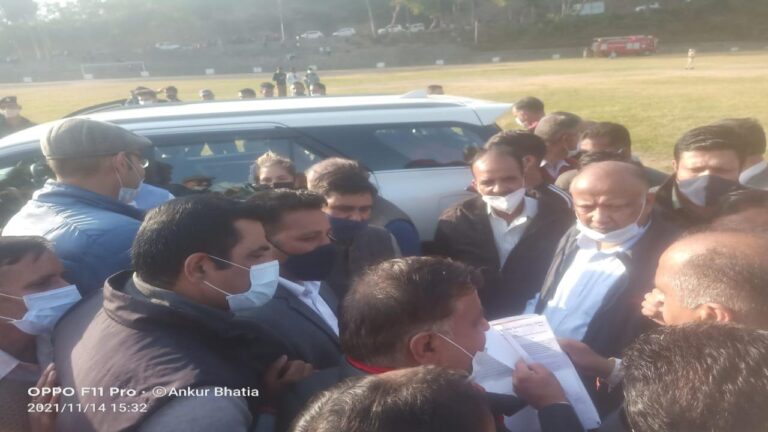 सोलन के सपरून में एंबूलेंस रोड और पैदल रास्ते के पुर्ननिर्माण की मांग को लेकर मुख्यमंत्री से मिला प्रतिनिधि मंडल