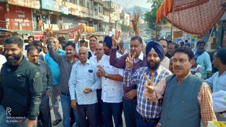 हिमाचल उपचुनावों में जीत को लेकर परवाणू कॉंग्रेस कार्यकर्ताओ ने मनाया जश्न