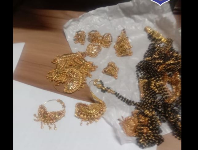 2 लोगों से सोने और चांदी के आभूषण और 6 लाख रुपये कैश बरामद
