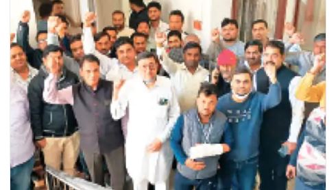 जीएसटी अधिकारियों की गुंडागर्दी:व्यापारी को कार्यालय बुलाकर पीटा, बाजू फ्रैक्चर