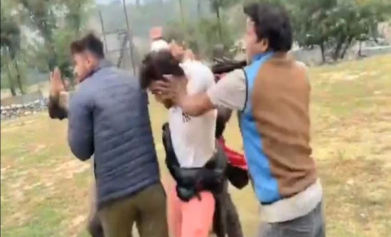 कुल्लू में पर्यटकों और पैराग्लाइडिंग ऑपरेटरों के बीच मारपीट का वीडियो वायरल