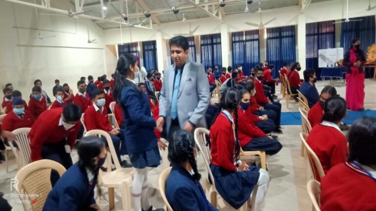 सहायक आयुक्त गौरव महाजन ने किया आयशर स्कूल के बच्चों का पढाई व कैरियर को लेकर मार्गदर्शन