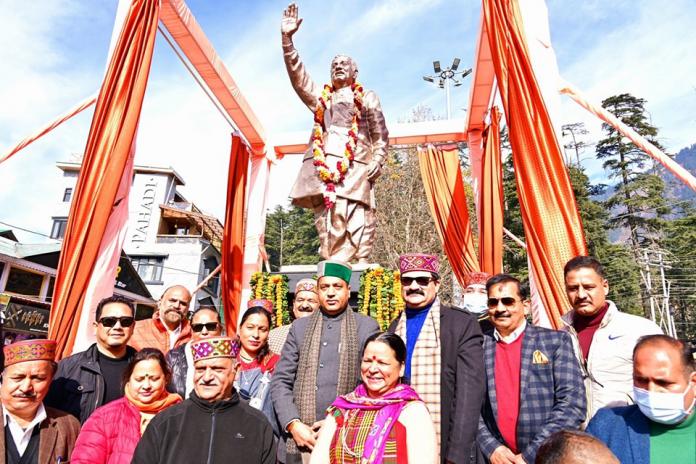 अटल जयंती: मनाली में मुख्‍यमंत्री जयराम ठाकुर ने किया वाजपेयी की प्रतिमा का अनावरण