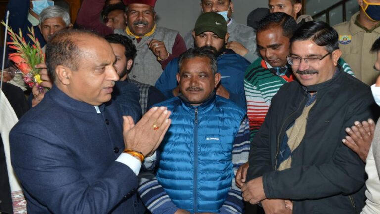 धर्मशाला: शीतकालीन सत्र में हिस्सा लेने पहुंचे मुख्यमंत्री का गर्मजोशी से स्वागत