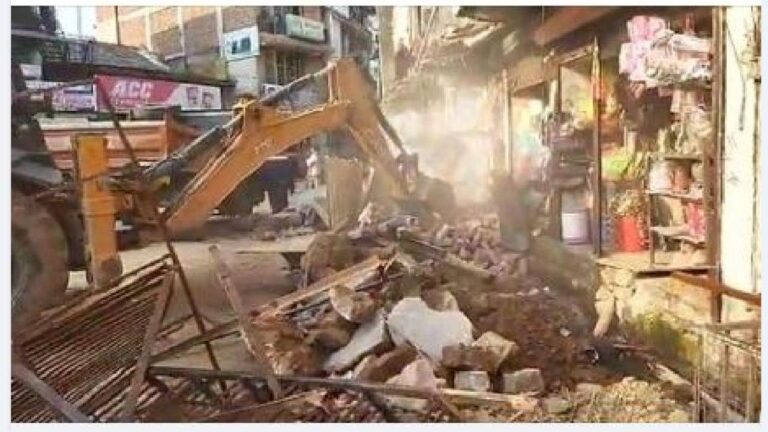 सरकाघाट के मुख्य बाजार में अवैध अतिक्रमण पर चला पीला पंजा