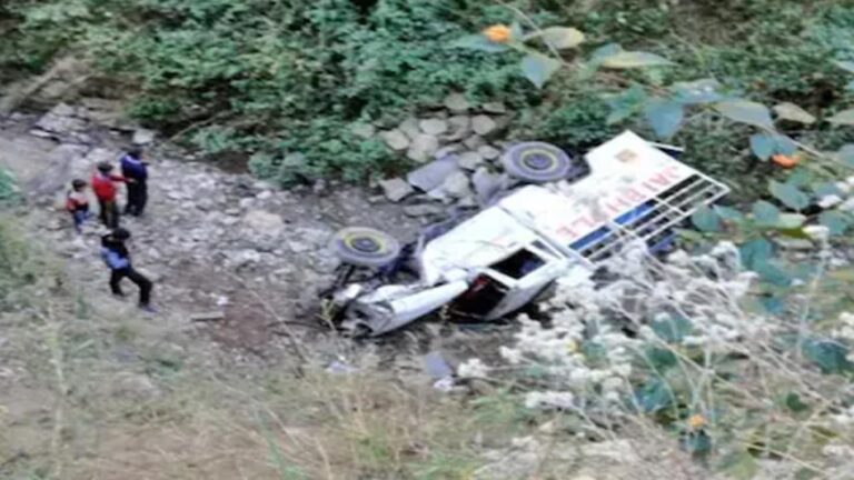 चंबा में शोक मनाने जा रहे ग्रामीणों से भरी पिकअप खाई में गिरी, 2 महिलाओं की मौत, 25 घायल