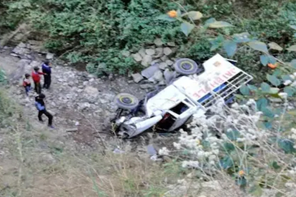 चंबा में शोक मनाने जा रहे ग्रामीणों से भरी पिकअप खाई में गिरी, 2 महिलाओं की मौत, 25 घायल