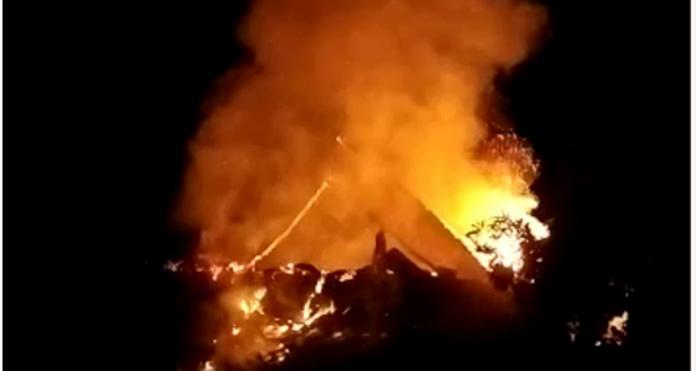 हमीरपुर : भीषण अग्निकांड, दो परिवारों के आशियाने जले, लाखों का नुकसान