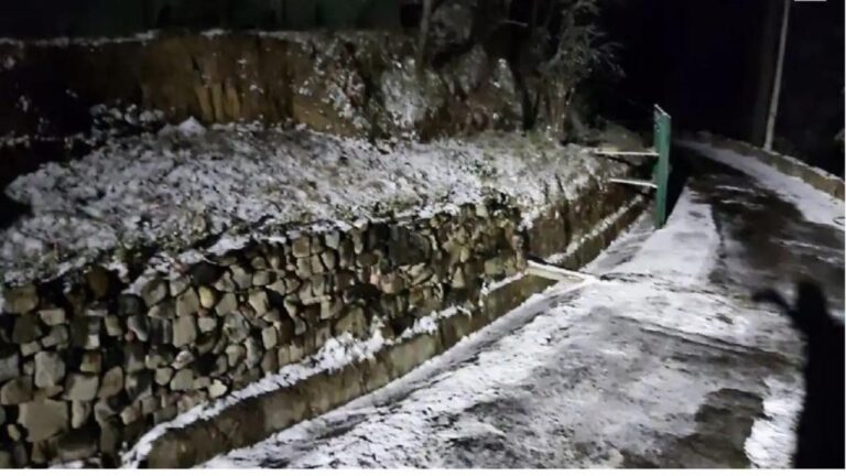 मनाली-नारकंडा- कुफरी में हुई सीजन की पहली बर्फबारी , पारा शून्य से नीचे लुढ़का