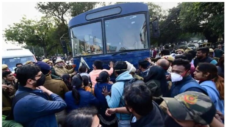 नीट काउंसलिंग को लेकर दिल्ली के डॉक्टरों का प्रदर्शन जारी, बंद का किया आह्वान