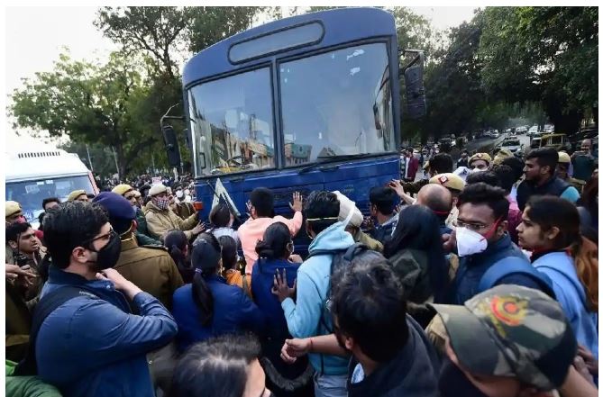 नीट काउंसलिंग को लेकर दिल्ली के डॉक्टरों का प्रदर्शन जारी, बंद का किया आह्वान