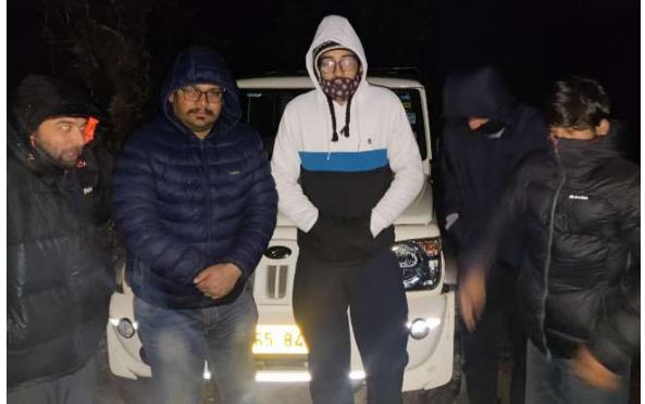 पराशर में भारी बर्फबारी के बीच फंसे 150 पर्यटकों को 12 घंटे बाद सुरक्षित निकाला