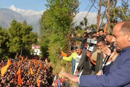 प्रदर्शनकारियों के आगे लाचार हुई सरकार,CM को खुद आकर करनी पड़ी सामान्य वर्ग आयोग के गठन घोषणा, अधिसूचना जारी