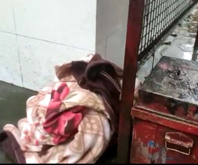 जिला कांगड़ा के जयसिंहपुर उपमंडल में इंसानियत को शर्मसार करने वाली घटना सामने आई है जहां कंगेहन के शिव मंदिर के बाहर सोमवार सुबह अज्ञात व्यक्ति एक नवजात शिशु को जिंदा रख गया होगा , लेकिन ठंड के कारण उसकी मौत हो गई। प्राप्त जानकारी के अनुसार सोमवार सुबह जब लोग मंदिर पहुंचे तो उन्होंने बाहर एक कम्बल रखा देखा। लोगों ने जब पास जाकर देखा तो उसमें एक नवजात शिशु था। लोगों ने तुरंत इसकी सूचना बरडाम पंचायत के उपप्रधान सुनील राणा को दी। उपप्रधान ने तुरंत मौके पर पहुंचे और कम्बल में लिपटे बच्चे को देखा तो वो मृत था। सुनील राणा ने इसकी सूचना आलमपुर पुलिस चौकी को दी। मामले को लेकर जानकारी देते हुए उपप्रधान सुनील राणा ने बताया कि शिशु नवजात है और संभवता सुबह ही उसे रखा गया है, क्योंकि जिस कम्बल में उसे लपेट गया था वो गीला नहीं हुआ था जबकि रात से ही बारिश जारी है। मंदिर में शिशु छोड़ने की खबर मिलते ही यहां भारी संख्या में लोग पहुंच गए। नवजात बच्चे को काटन यानी रूईं में लपेटा गया था, उसके बाहर कुछ कपड़े व डबल कम्बल भी था। जिससे यह अंदेशा लगाया जा सकता है कि नवजात जब यहां रखा होगा तो वह जिंदा होगा लेकिन ठंड से उसकी मौत हो गई होगी। वहीं पुलिस ने नवजात के शव को कब्जे में ले लिया और मामले की जांच कर रही है कि आखिर कौन इस बच्चे को इस हालत में छोड़ गया। वहीं स्थानीय लोग मासूम की मौत के दोषी को कड़ी सजा देने की मांग कर रहे हैं।