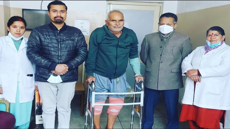 उपलब्धि: कुल्लू अस्पताल में डाक्टरों ने बुजुर्ग के दोनों घुटनें बदलकर की सफल सर्जरी