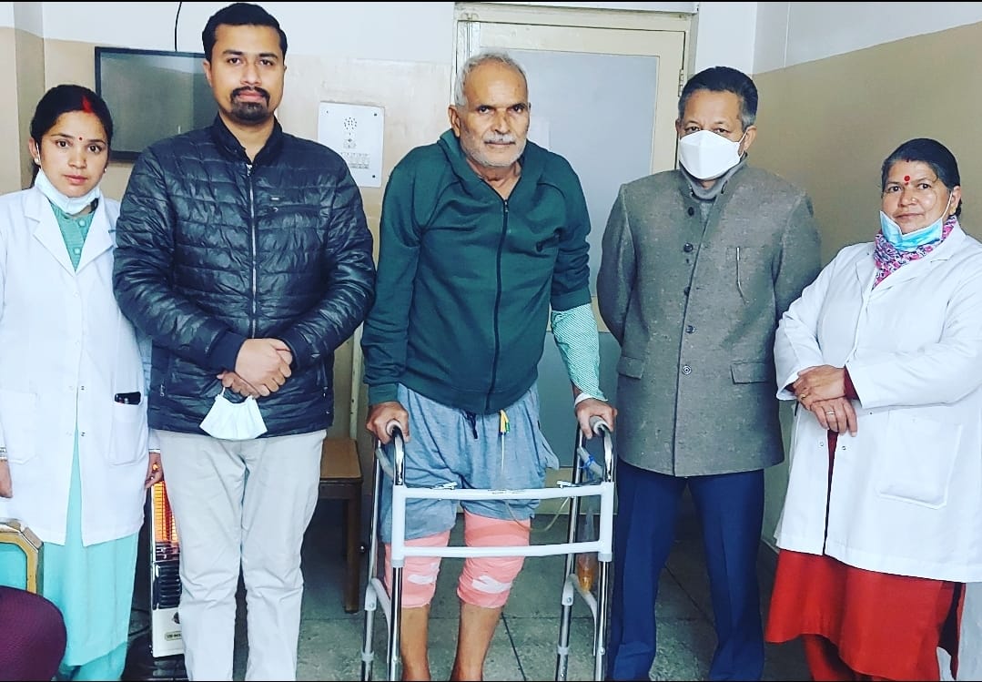 उपलब्धि: कुल्लू अस्पताल में डाक्टरों ने बुजुर्ग के दोनों घुटनें बदलकर की सफल सर्जरी