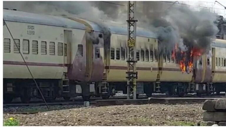 बिहार में रेलवे परीक्षा को लेकर भारी विरोध, प्रदर्शनकारियों ने ट्रेन में लगाई आग