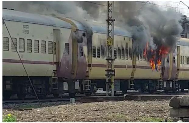 बिहार में रेलवे परीक्षा को लेकर भारी विरोध, प्रदर्शनकारियों ने ट्रेन में लगाई आग