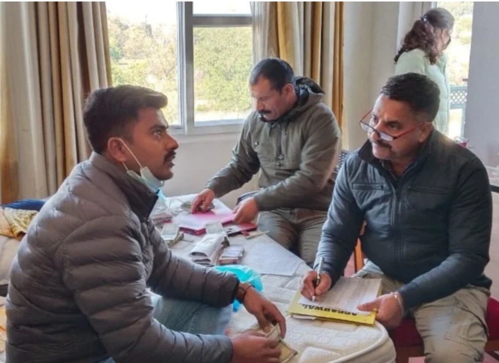 कांगड़ा: शिक्षण संस्थानों से अवैध वसूली, 11 लाख कैश सहित महिला व एक व्यक्ति गिरफ्तार