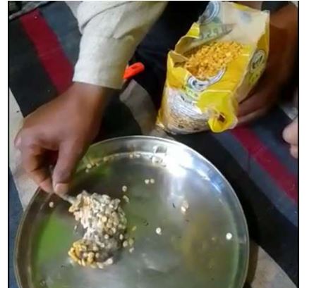 हिमाचल प्रदेश सरकार की ओर से राशन डिपो में दिए जा रहे राशन की गुणवत्‍ता पर सवाल उठते रहे हैं। इस बार कुछ ज्‍यादा ही लापरवाही सामने आई है। चने की दाल के पैकेट में मरा हुआ चूहा मिला है।