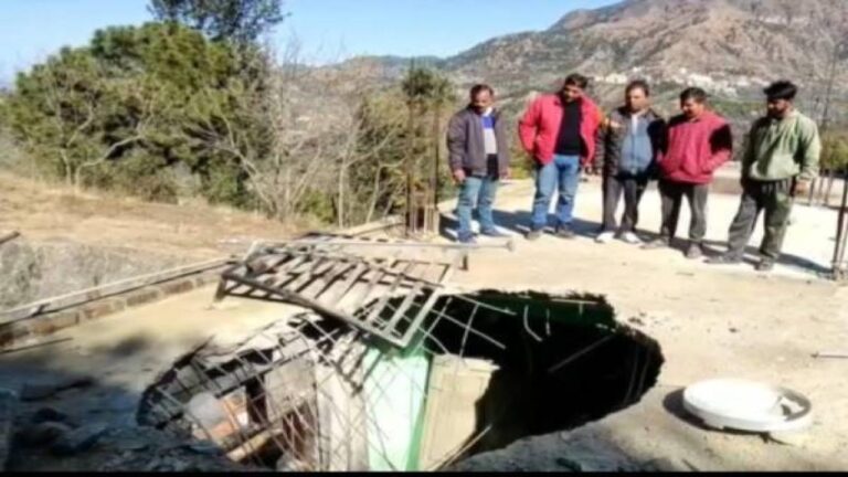 सोलन के लवीघाट में पहाड़ी से गिरा विशालकाय पत्थर, दो मंजिला मकान को हुआ नुकसान