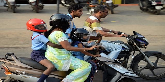 सरकार ने तय किए नए सुरक्षा नियम: अब बाइक पर बच्चों के लिए सेफ्टी हार्नेस और क्रैश हेलमेट किया अनिवार्य