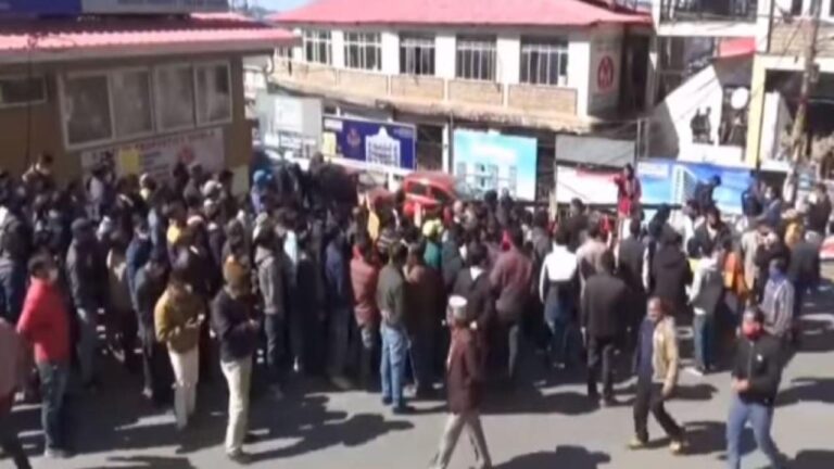 हिमाचल में 102 और 108 एंबुलेंस सेवा कर्मचारियों का उग्र हुआ आंदोलन
