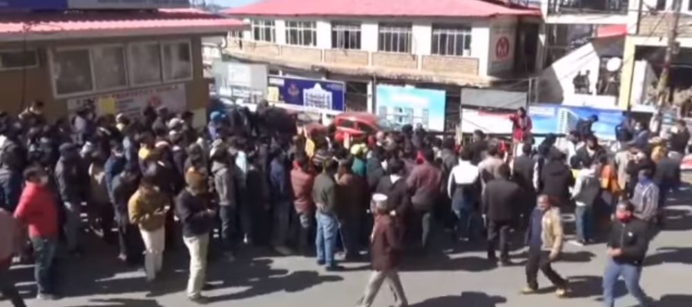 हिमाचल में 102 और 108 एंबुलेंस सेवा कर्मचारियों का उग्र हुआ आंदोलन