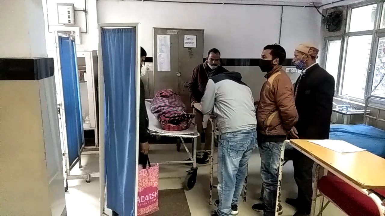 चंबा: पशुओं को चारा लाने खेत में गए व्यक्ति की पेड़ से गिरने से मौत