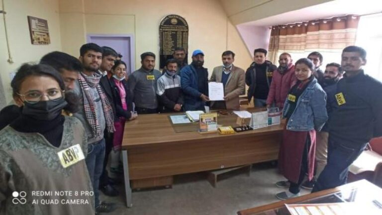 एबीवीपी एचपीयू इकाई ने पुस्तकालय प्रभारी को सौम्पा ज्ञापन, पुस्तकालय का 24 घंटे का भाग तुरंत खोलने की उठाई मांग |