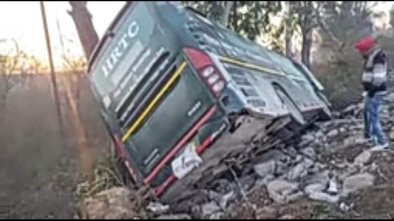 मनाली से दिल्ली जा रही सवारियों से भरी HRTC बस अंबाला में हाइवे पर पलटी