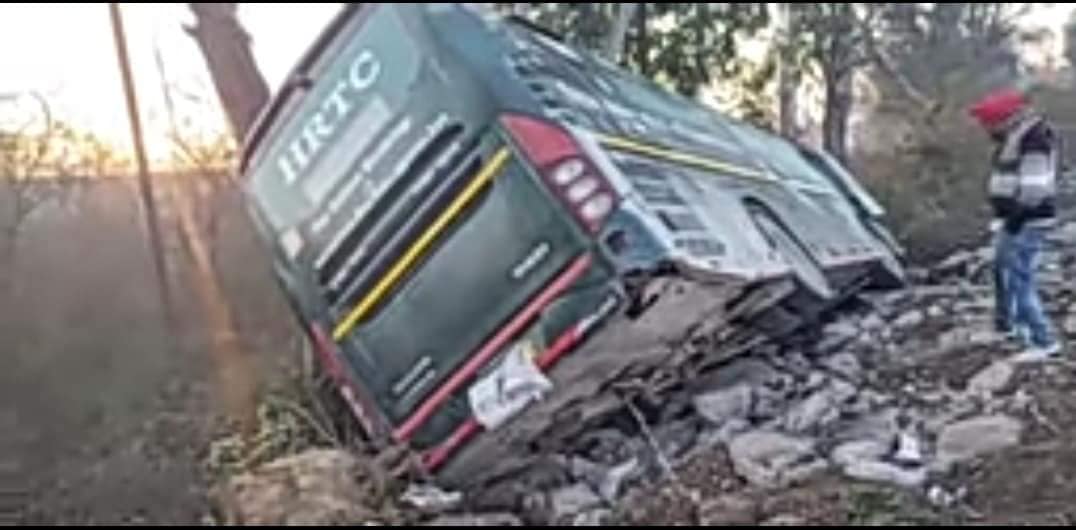 मनाली से दिल्ली जा रही सवारियों से भरी HRTC बस अंबाला में हाइवे पर पलटी