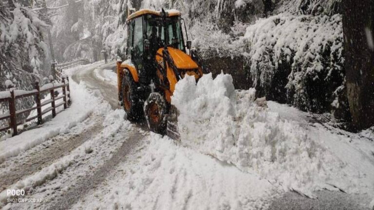 शिमला में सड़कों की बहाली का काम युद्धस्तर पर जारी, 210 जेसीबी मशीनें तैनात