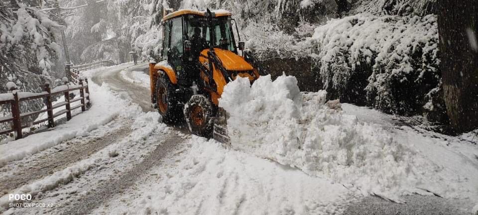 शिमला में सड़कों की बहाली का काम युद्धस्तर पर जारी, 210 जेसीबी मशीनें तैनात