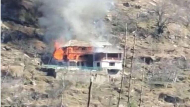 मनाली में 3 मंजिला लकड़ी का मकान जलकर राख,70 लाख की सम्पति का नुकसान