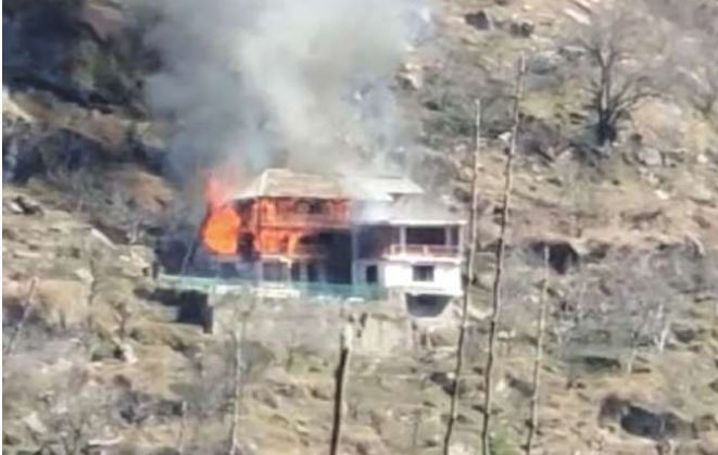 मनाली में 3 मंजिला लकड़ी का मकान जलकर राख,70 लाख की सम्पति का नुकसान