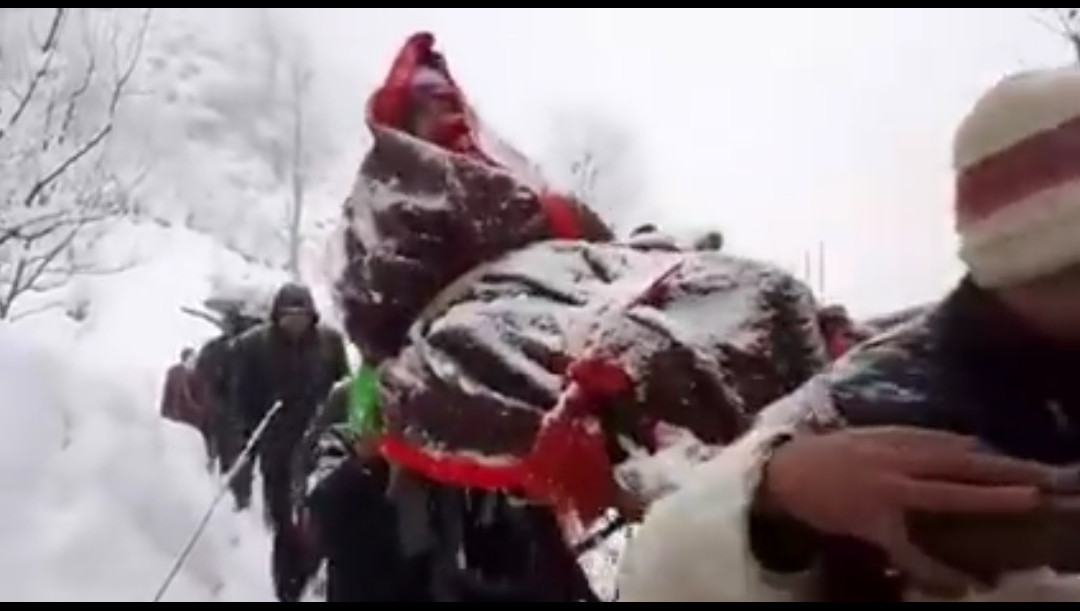 पेश मानवता को मिसाल: 6Km बर्फबारी में पैदल चल सड़क तक पहुंचाई मरीज