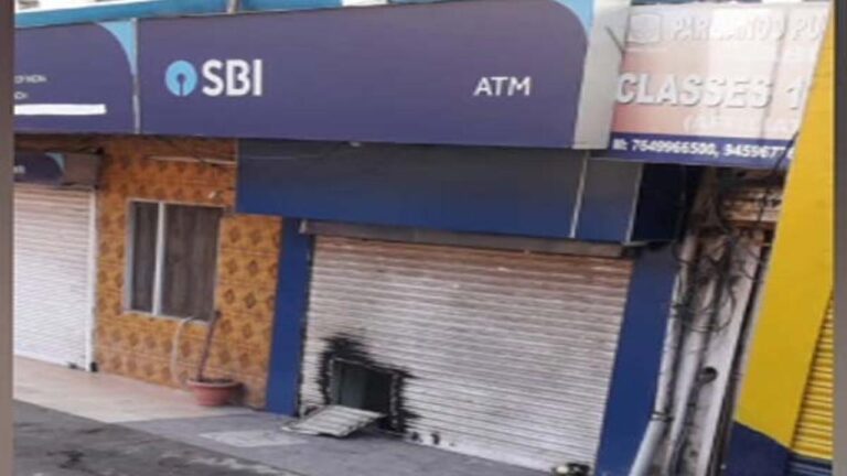 जाबली के समीप शातिर लुटेरों ने शटर काट कर की एटीएम को लूटने की कोशिश