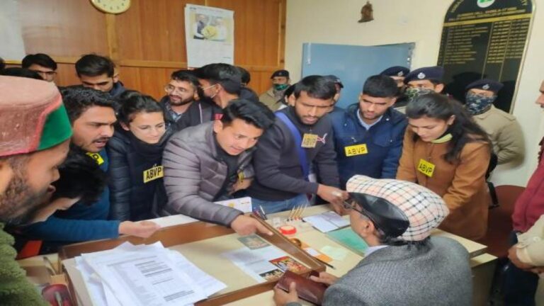 ABVP ने अतिरिक्त परीक्षा नियंत्रक का किया घेराव,पीजी परीक्षाओं के परिणाम जल्द घोषित करने की उठाई मांग