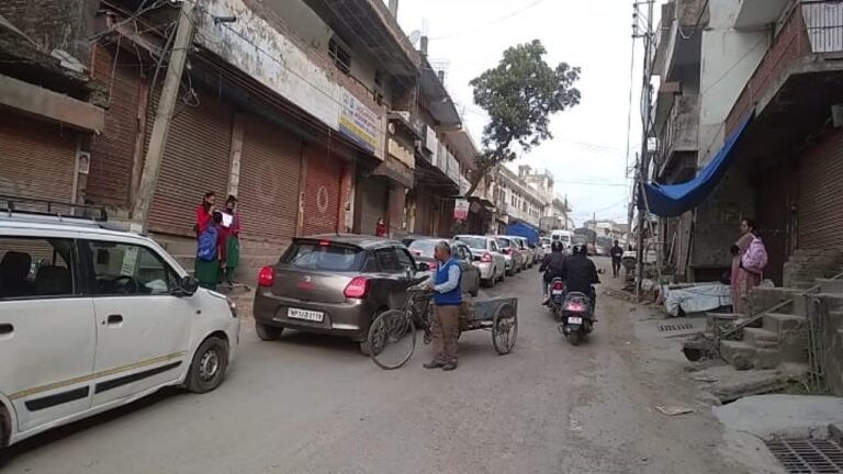 परवाणू: कसौली रोड किनारे अवैध रूप से खड़े वाहन दे रहे दुर्घटनाओं को न्योता