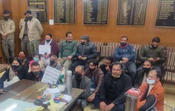 सांसद आनंद शर्मा को उद्घाटन से रोकने पर कांग्रेस कार्यकर्ताओं का प्रदर्शन, डीसी शिमला के खिलाफ़ की नारेबाजी