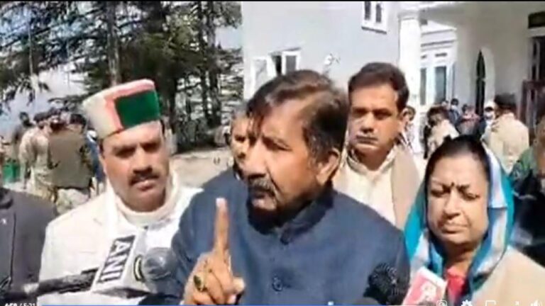 कर्मचारियों पर सरकार के नए आदेश से भड़के कांग्रेसी नेता, सदन से कांग्रेस का वॉकआउट